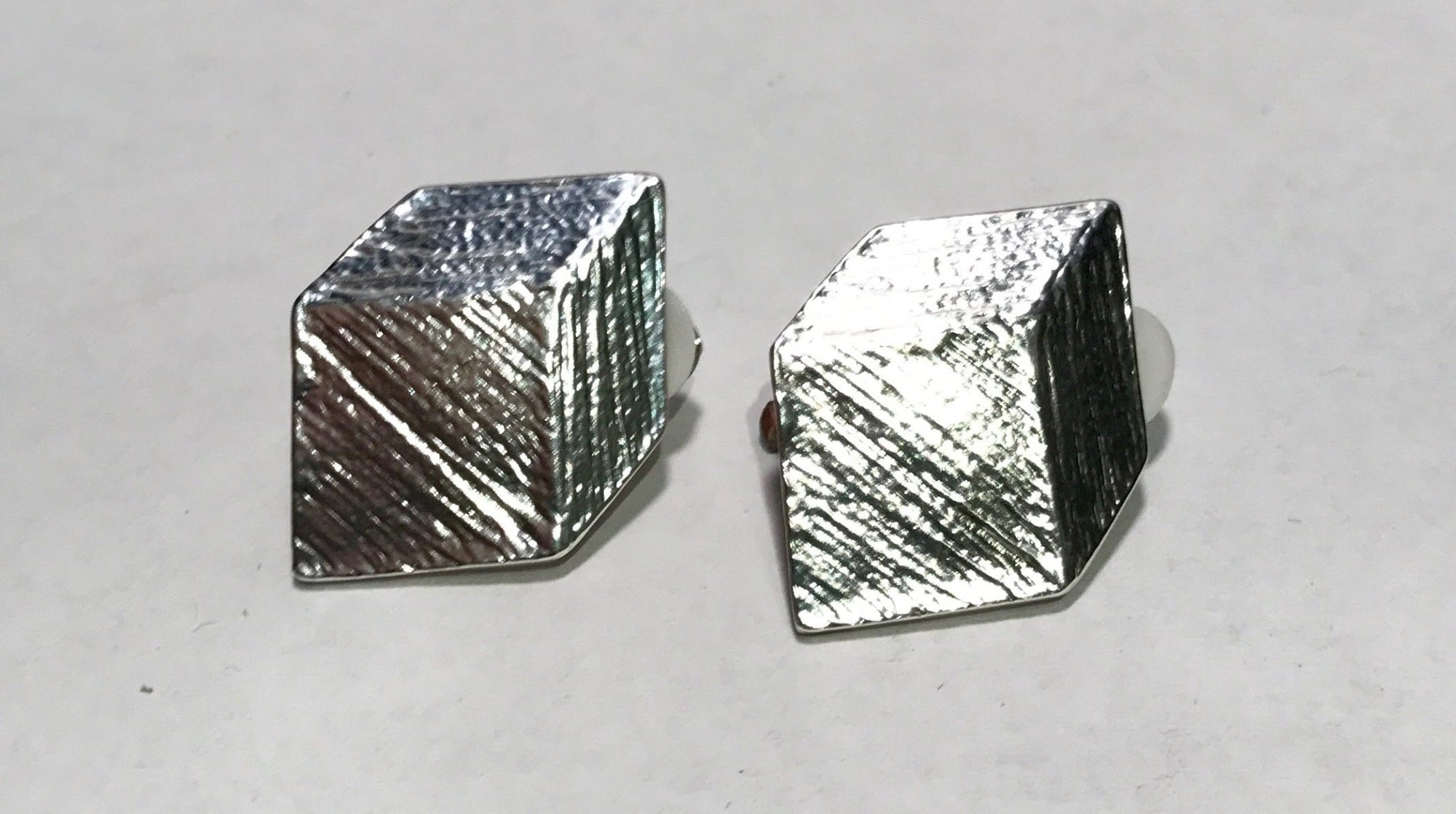 ONLY ONE CUBE (clip) Earrings - Maison Numéro 12