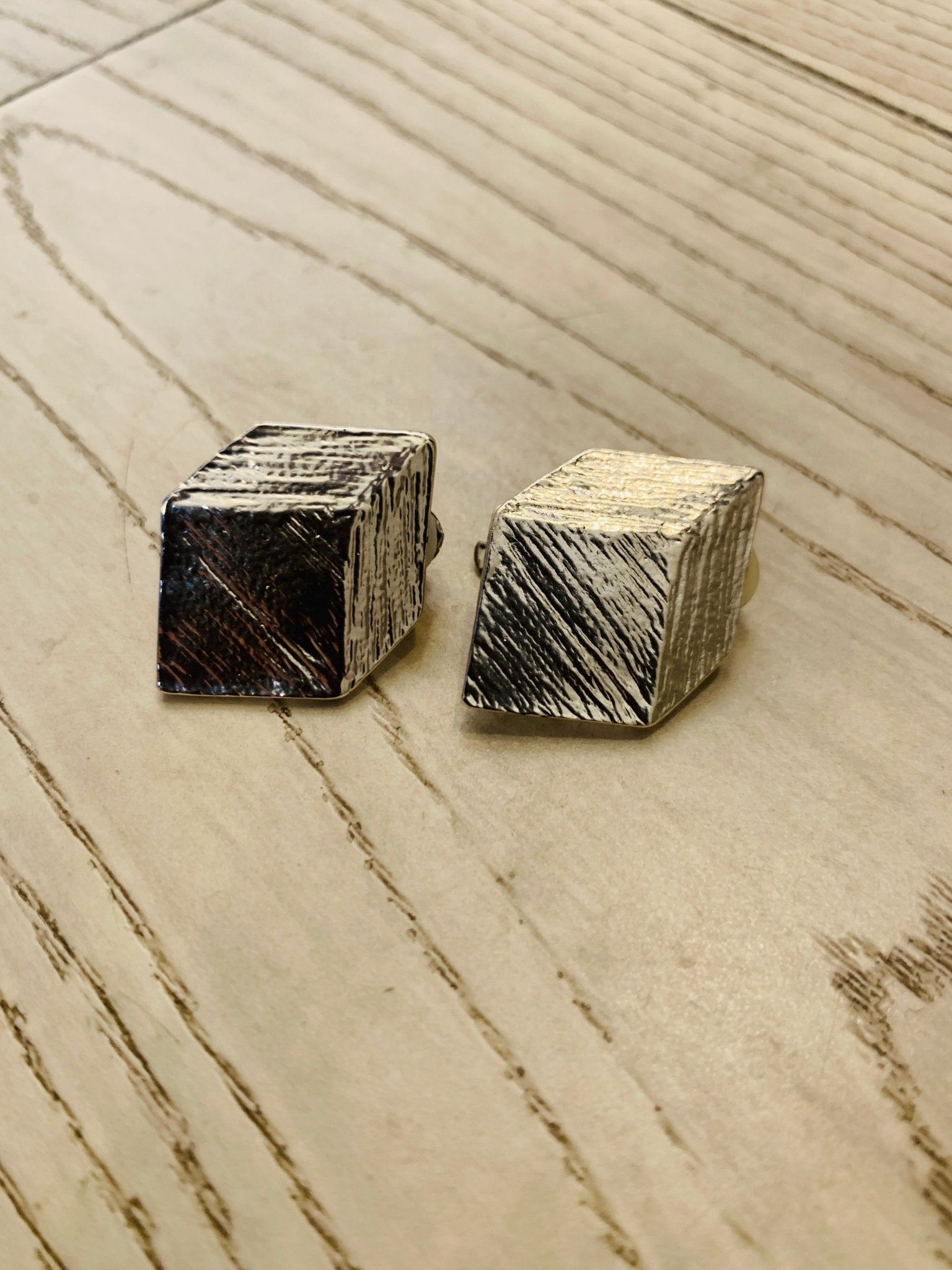 ONLY ONE CUBE (clip) Earrings - Maison Numéro 12